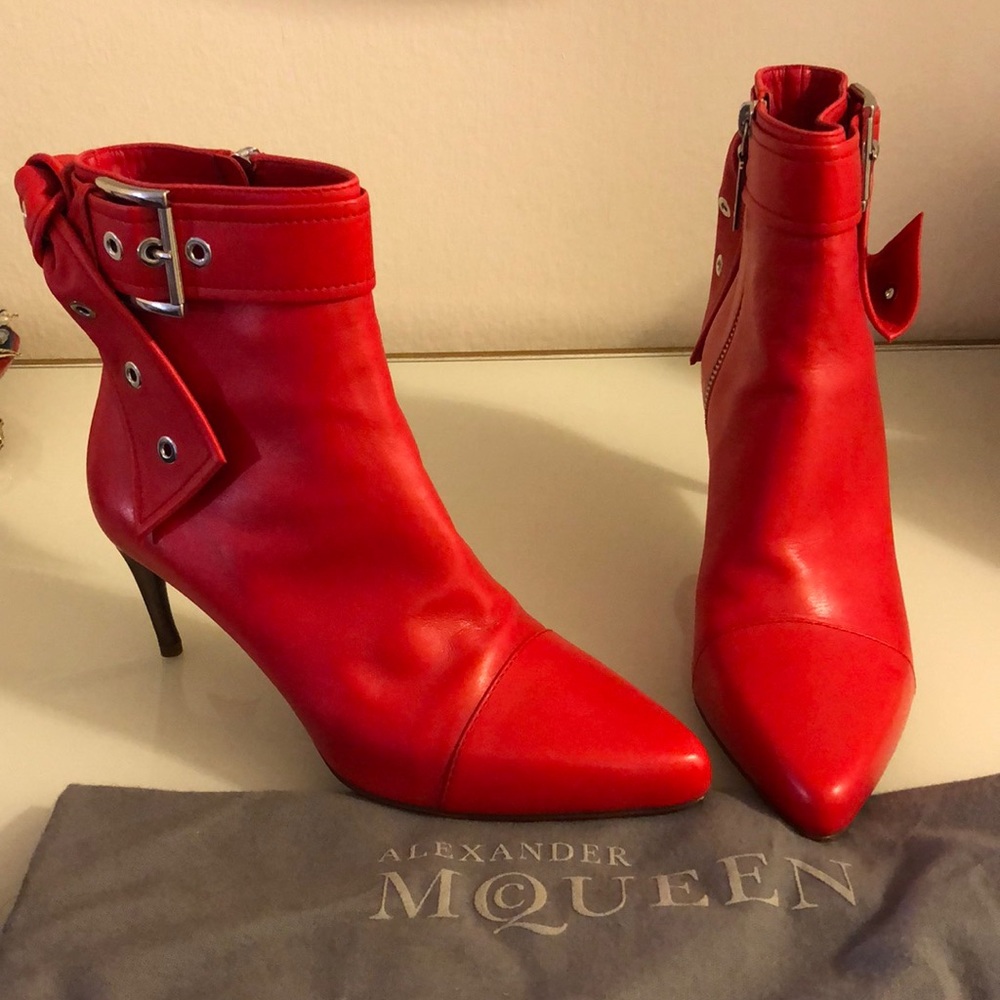 EYELET BOW HORN HEEL BOOTIE (never worn)